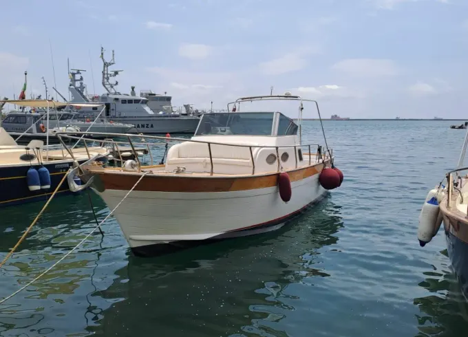 28ft Gozzo Sorrentino very fast in Amalfi