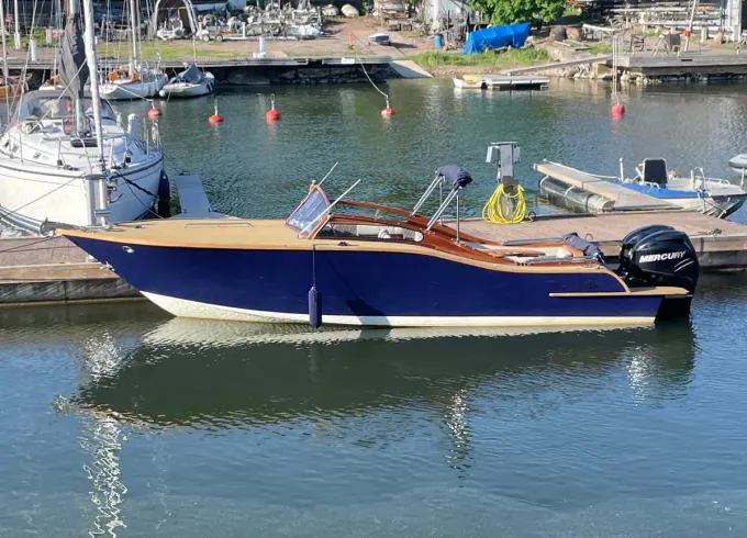 Hand Carved Italian Style 25' Britamarine Motorboat