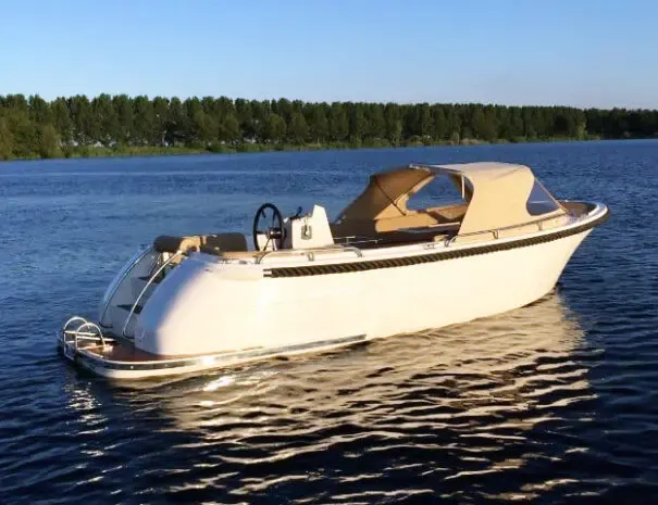 Primeur 600 for cruising the Lake with up to 8 people