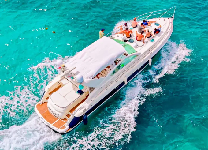 Luxury Private Yacht 52ft Fairline Targa in Cancún