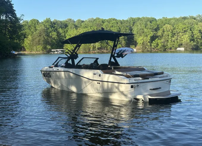 Wake up and surf the day away with this beautiful Axis T22 Surf boat