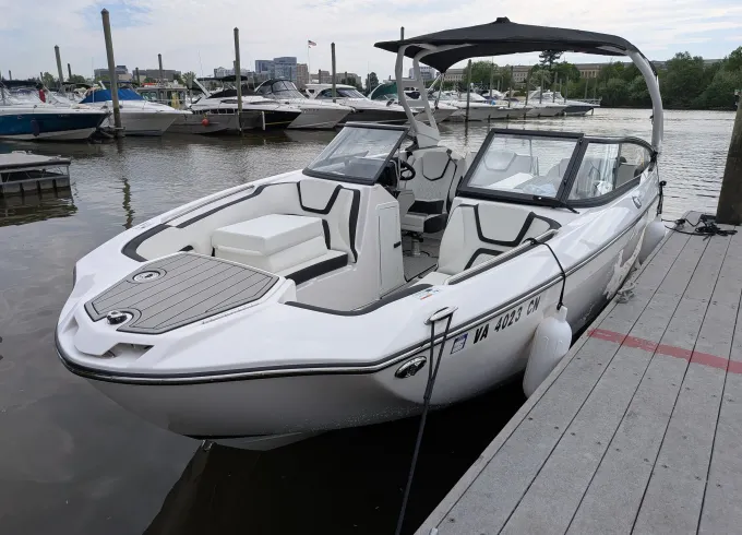 Yamaha 252 S Luxury and Performance Bowrider for families and friends!