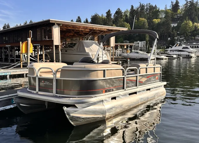 Cruise Seattle in Comfort on a 9 Person Sun Tracker 18 DLX Pontoon