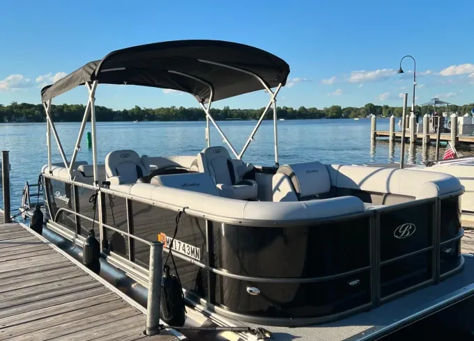 2024 Bentley 22 Legacy Pontoon 13 People Capacity