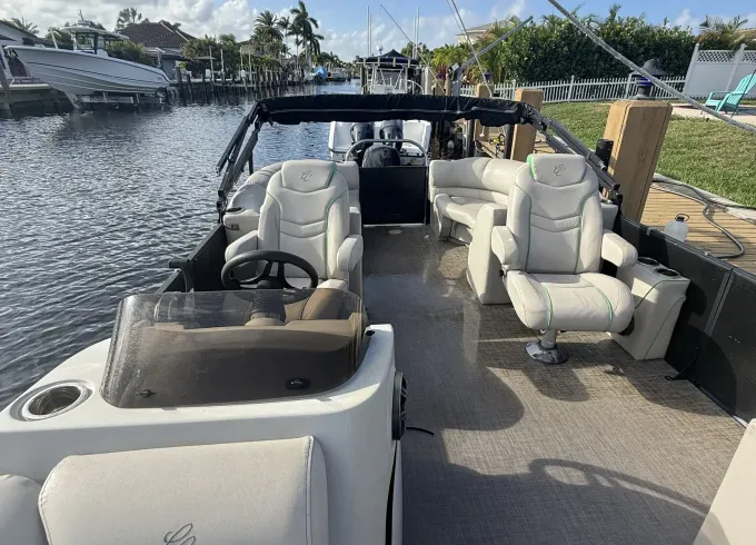 23ft Pontoon Rental – Spacious Cruise in Pompano Beach for Any Occasion