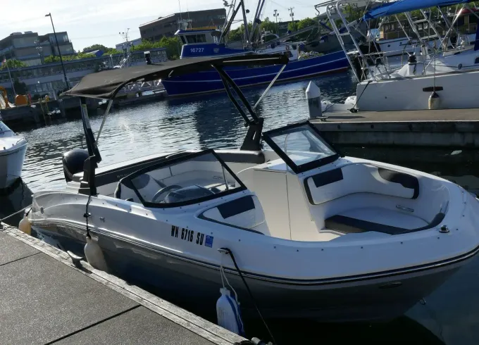 2021 Bayliner VR6 — a stylish, spacious, and luxurious boat perfect for every oc