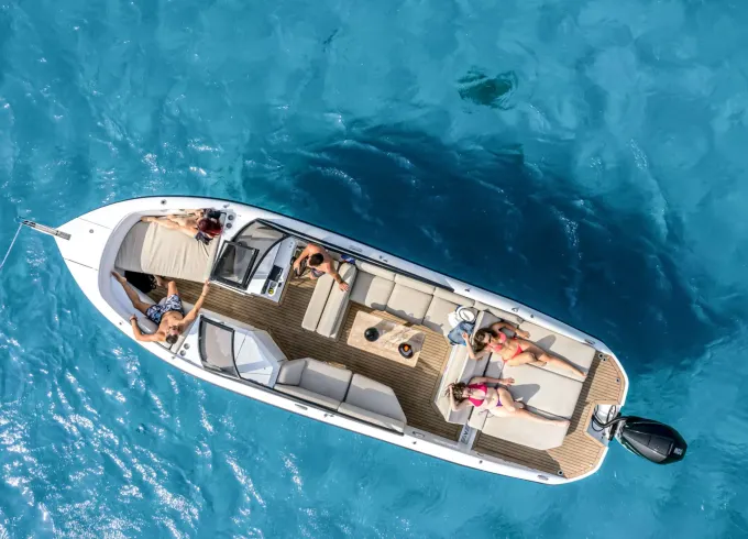Rand 27 Supreme with skipper service