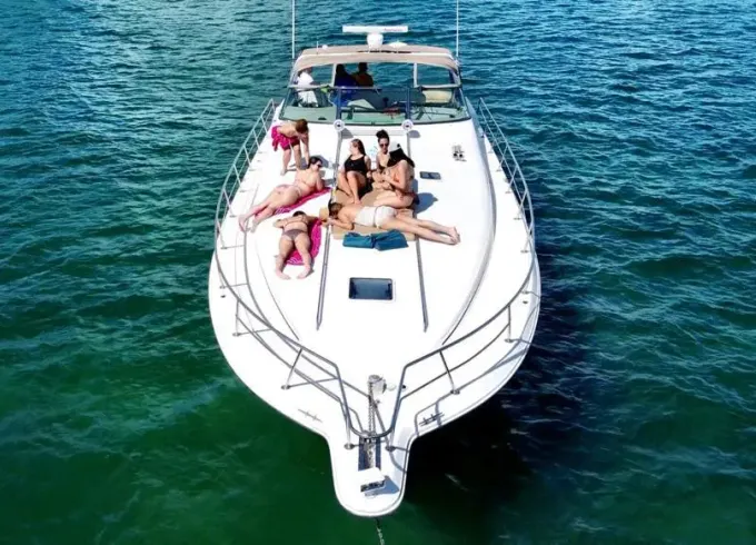 55' Sea Ray Sundancer Yacht for 13 people