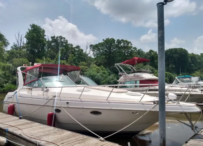 40' Luxury Cruiser Yacht for Charter in Chicago - Accommodate up to 12 guests
