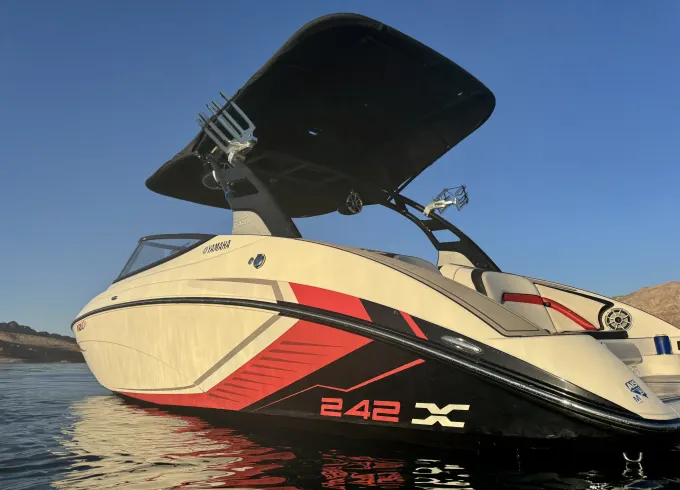Yamaha 242X E-Series Bowrider Fun on Lake Mead
