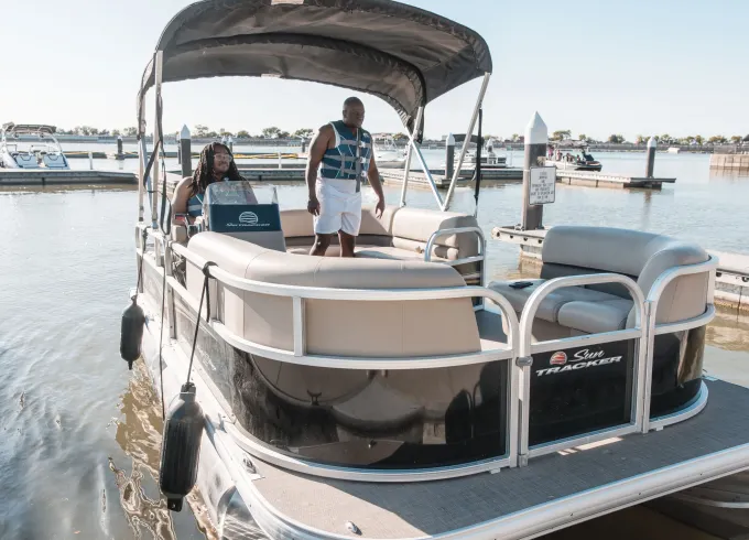 Cruise in Comfort with the 2025 Suntracker Party Barge® 16 DLX!