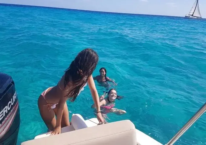 Rent this speedboat Q605 'Helios' 150hp for 7 people in Palma, Spain