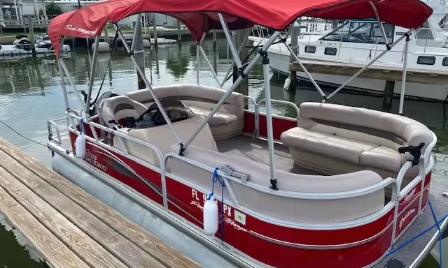 20ft Pontoon Suntracker Party Barge in St. Petersburg. Gas included!
