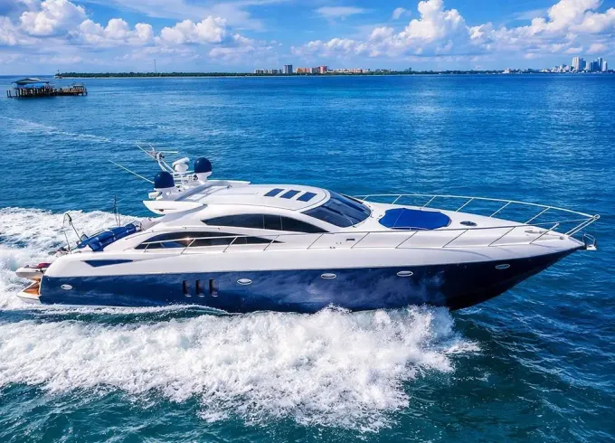 Mega Yacht 80 ft in Cancun