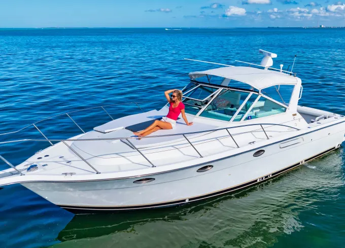 33' Luxury Tiara Yacht - Captain & Fuel Included - Discount for Weekday Cruises