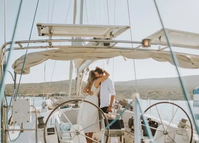 Full Day Private Trip to Dia Island on Hanse 430e