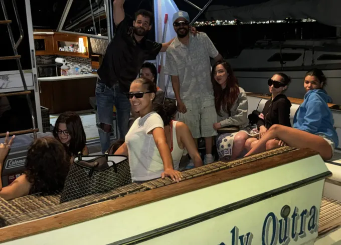 Tour Boston On this Beautiful 42ft Searay. Updated Boat And Very Spacious