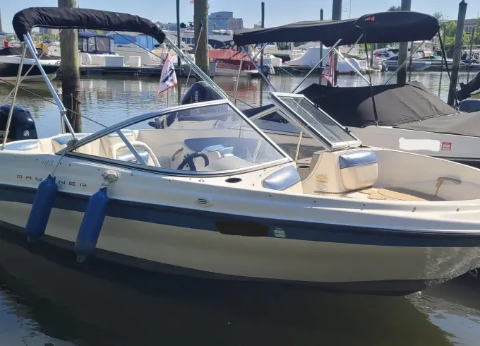 Your Aquatic Escape: Bayliner 180 | Fast, Fun & Ready to Cruise!