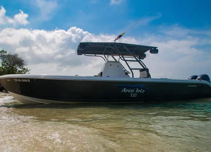 Enjoy the amazing islas of Rosario in Cartagena, rental Boat 30ft 14 people