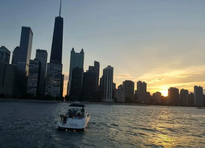 38ft Sea Ray Sundancer in Chicago, Burhnam Harbor (Up to 12 guests)