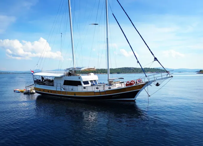 Luxury  Crewed Cruises in Croatia, Gulet Sirena 28 m 5 cabins 10 guest capacity