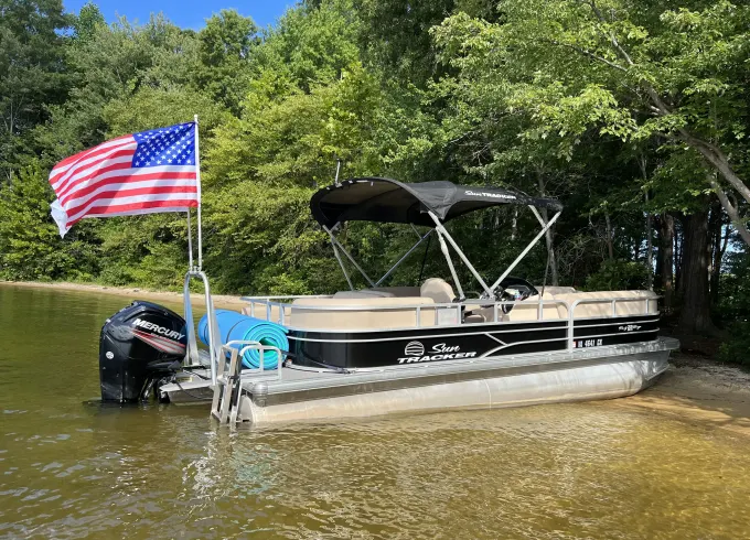 22’ SunTracker Party Barge on Lake Anna