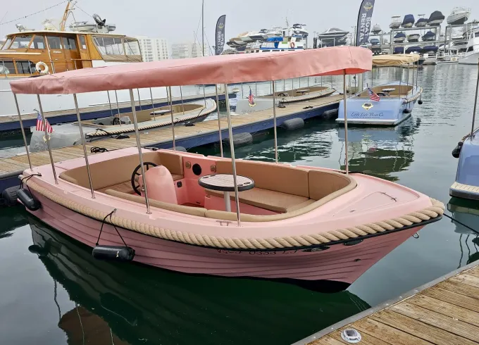 19ft Lago Amore Power Boat For 8 People
