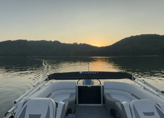 Luxury 23 FT tritoon w/ Captain 150HP and Sports Bar Crusie Lake Allatoona