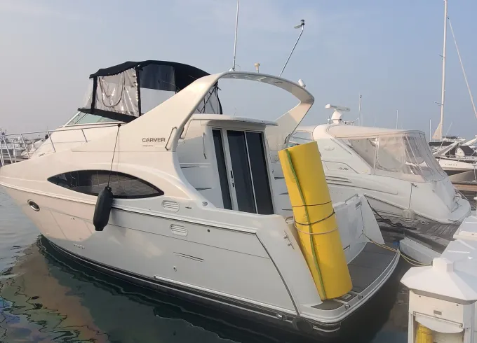 Beautiful 39ft Double Decker Carver Mariner Luxury Yacht in Chicago, Illinois