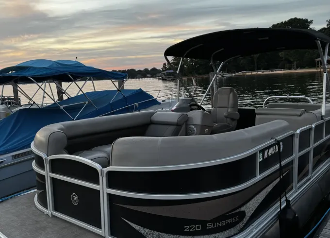 Luxury Party Tritoon Boat on Lake Norman