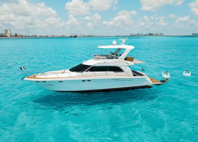 Sea Ray Sedan Bridge 52’ Motor Yacht | Cancún
