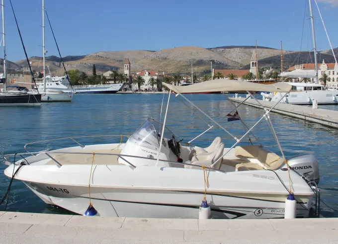 Beneteau Flyer 550 Sun Deck - Rental in Split, Croatia - Cuddy Cabin/Walk Around