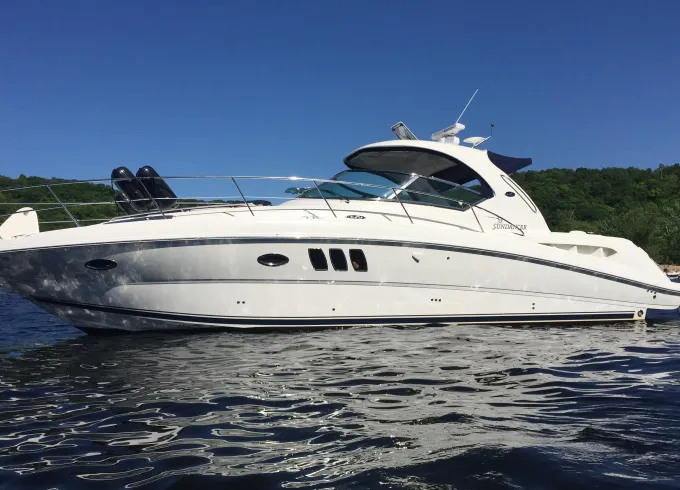 Cruise Lake Michigan in Chicago aboard 39' Sea Ray Sundancer Motor Yacht