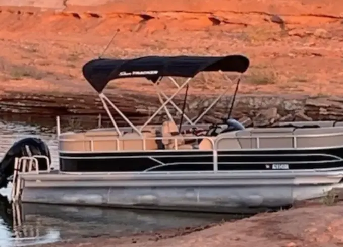 22' Party Barge XP3 Tri-toon Boat Seats 6 Max with USCG Captain!