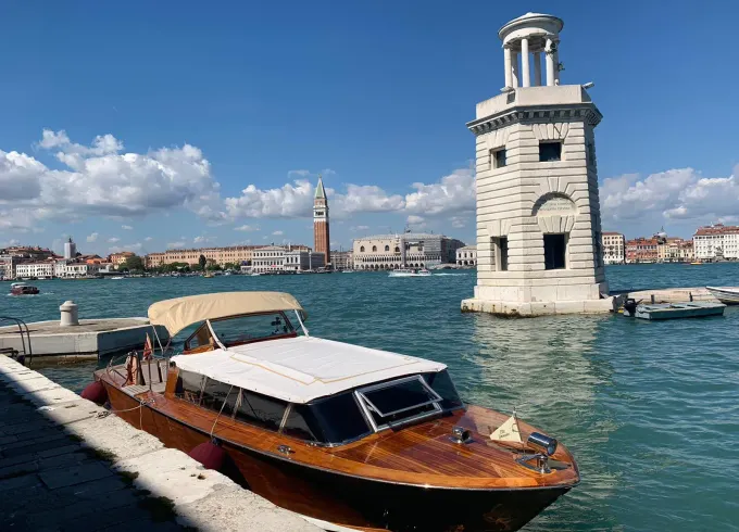 32' De Pellegrini Limousine Wooden Motor Boat Rental in Venezia, Italy