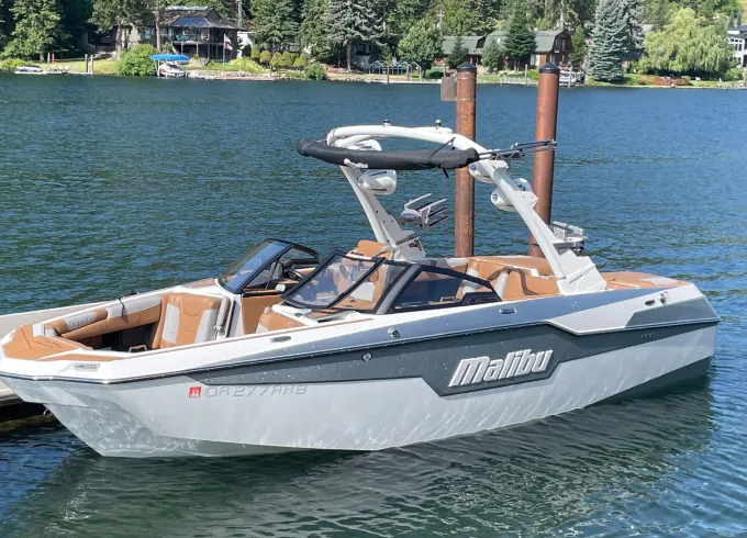 Malibu M220 Wakesurf/board Boat Rental on Coeur d'Alene Lake or Spokane River