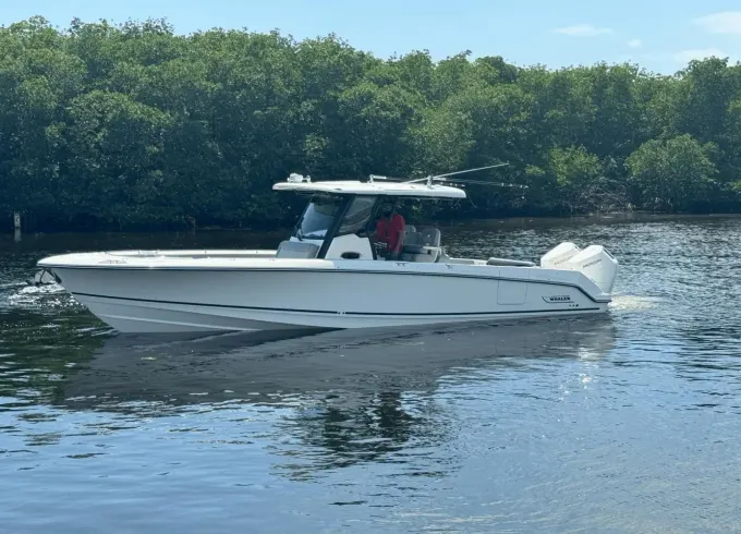 Ride the Boston Whaler 33 Outrage - For 8 Guests