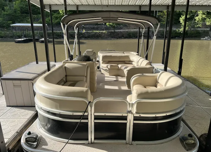 Beautiful 21’ Black Lowe Pontoon W/115hp Outboard Located On Lake Of The Ozarks