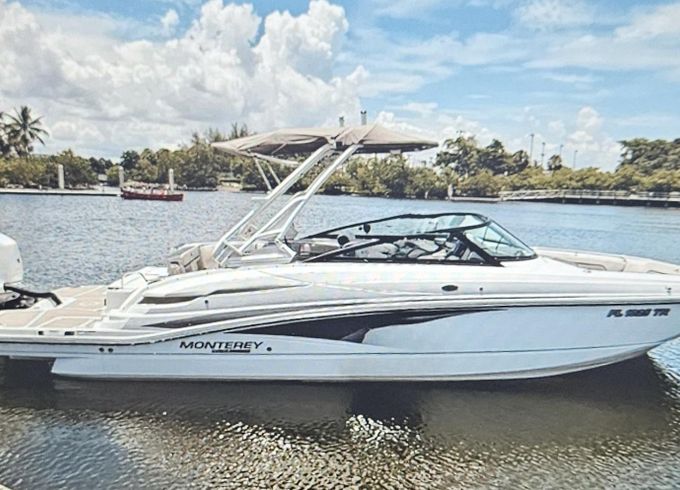 Enjoy Charleston from the water aboard 26' Monterey Deck Boat for 6