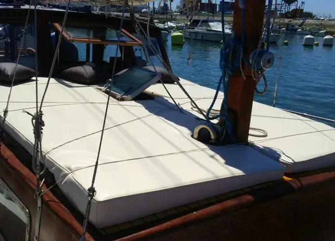 Cruising in Setúbal with “Cachondo” Motorsailer