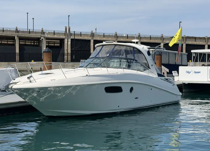 Beautiful 37’ Sea Ray Sundancer Motor Yacht Out of Navy Pier Marina