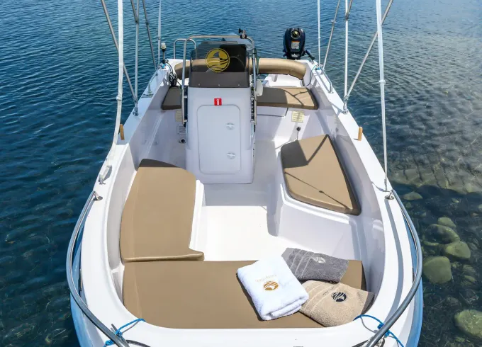 Luxury Speedboat in Santorini