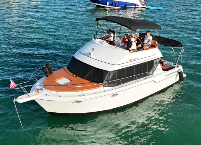 Luxury 32’ Flybridge Yacht in South Beach Miami
