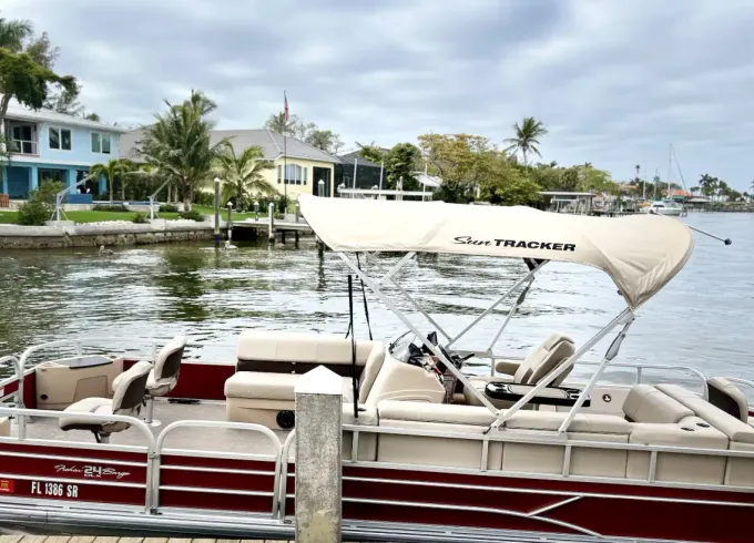 24ft Sun Tracker Fish Barge DLX Pontoon in Bradenton Beach