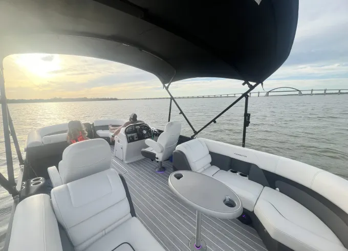 Premium Comfort & Performance - Trifecta 24RF Tritoon
