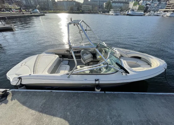 23ft - Clean, modern SeaRay Bowrider Wakeboarding Boat!