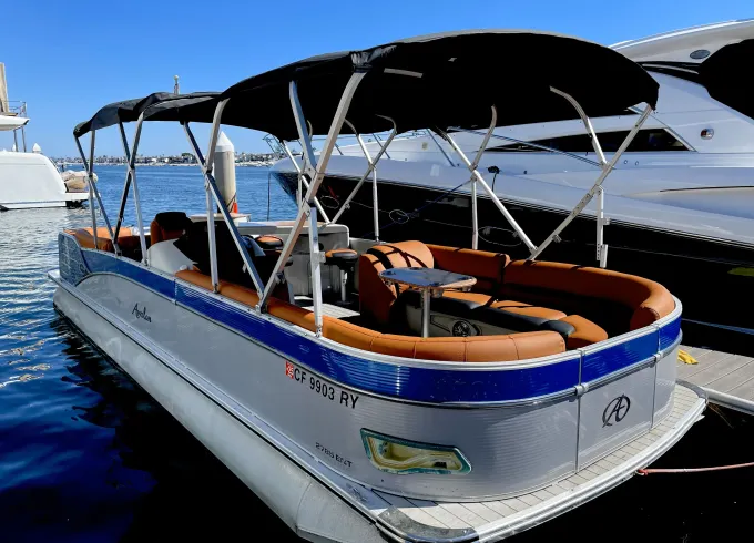 Spacious Luxury Avalon Pontoon 28'