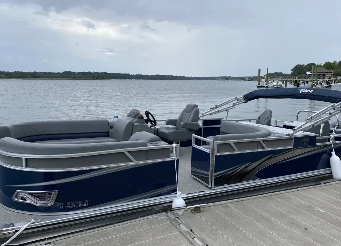 Very fun 24' Tahoe Pontoon to hang around in Hilton Head Island, South Carolina