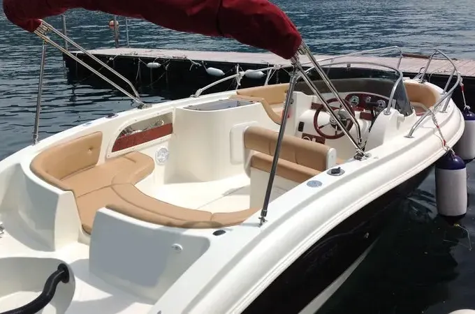 19' Deck Boat Rental for 8 People in Menaggio - License required