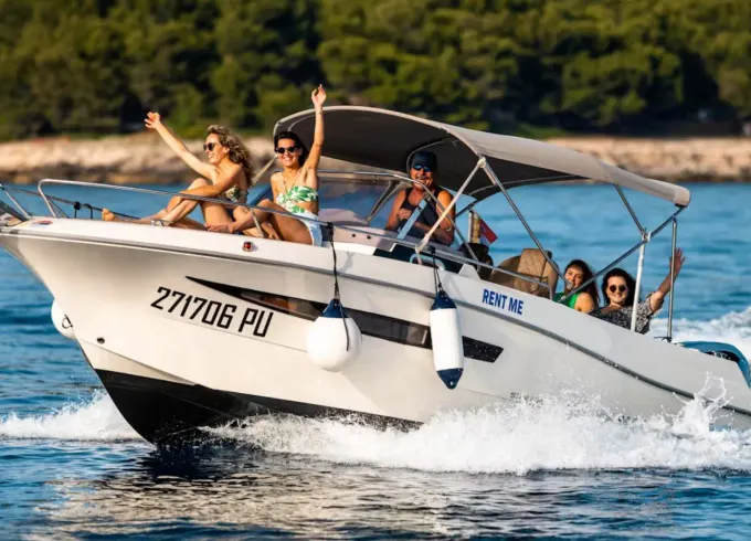 Suncruiser 690 Powered By 200 Hp With Cabin